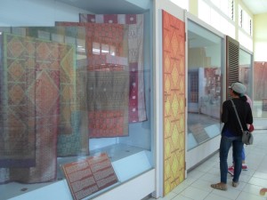 Bawa Keindahan Kain Tenun Songket Pada Dinding Rumah Anda